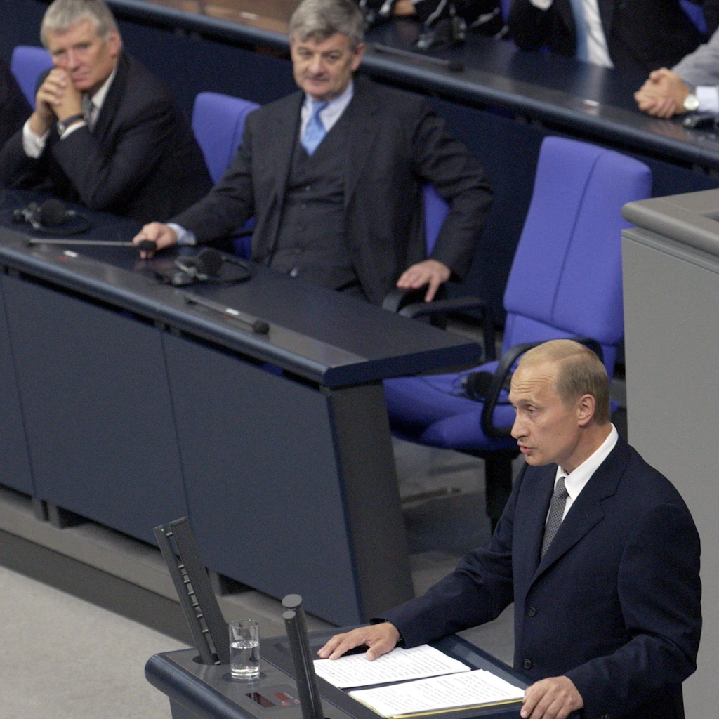 Putin spricht 2001 im Bundestag.