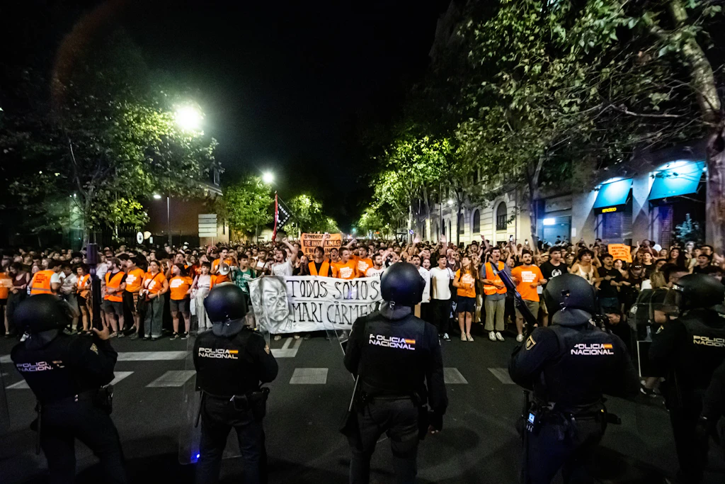 Tausende von Demonstranten versammelten sich zur Unterstützung von Maricarmen Abascal vor einem Gebäude der Autonomen Gemeinschaft Madrid im Stadtviertel Chamberí.