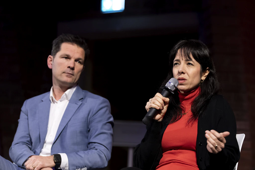 Steffen Krach (SPD) und Elif Eralp (Linke) bei einer Podiumsdiskussion im Wahlkampf. Nach dem Wahlsieg der Linken wird für Krach die Frage einer Zusammenarbeit zur ersten Bewährungsprobe.
