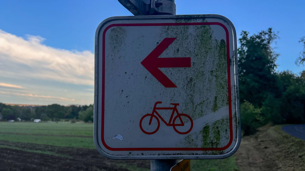Radweg-Freigabe: Die Markierung und dauerhafte Beschilderung des erneuerten Abschnitts bei Kesselsdorf sollten bis Mitte Oktober folgen. (Symbolbild)