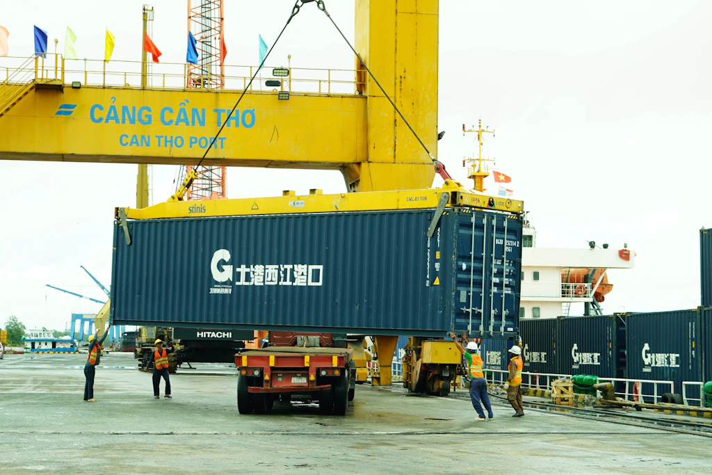 Arbeiter entladen am 24. September 2026 im vietnamesischen Hafen Can Tho einen Container vom ersten Handelsschiff, das durch Chinas Pinglu-Kanal gefahren ist. 