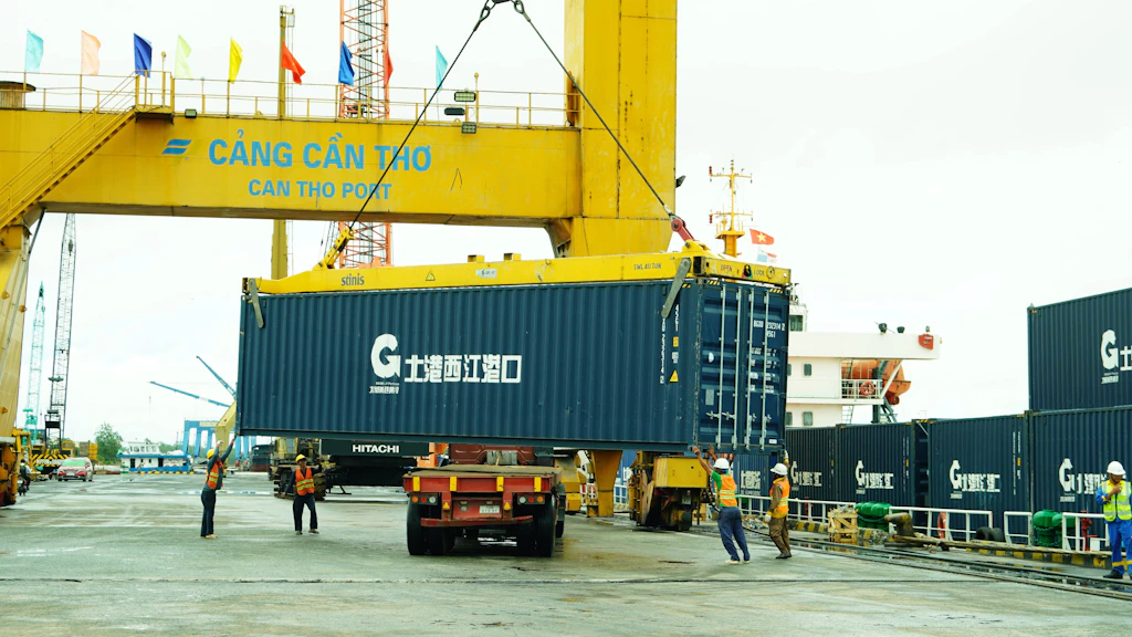 Erster Frachter fährt durch Chinas neuen Pinglu-Kanal nach Vietnam