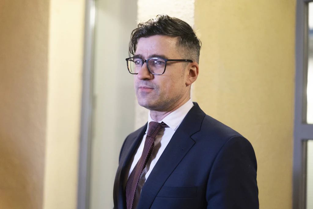 Martin Sellner spricht vor Beginn einer Veranstaltung im Erfurter Braukeller (Archivbild)