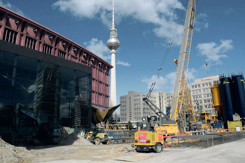 Brachliegende Bauarbeiten am Alexander Capital Tower