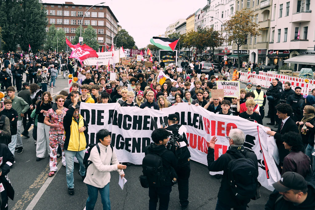 Junge Menschen demonstrieren beim Schulstreik gegen die Wiedereinführung der Wehrpflicht.