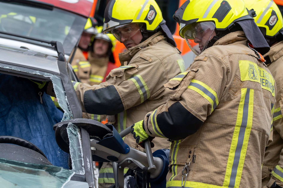 Banden stehlen der Feuerwehr Trennschleifer, Hydraulik-Spreizer und Scheren – Festnahme in Berlin