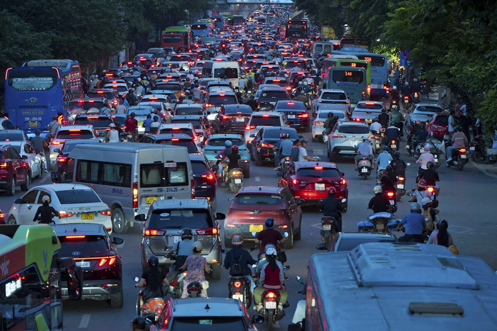 Feierabendverkehr in der Millionenmetropole Hanoi: Die Infrastruktur von Vietnam entwickelt sich in rasendem Tempo.