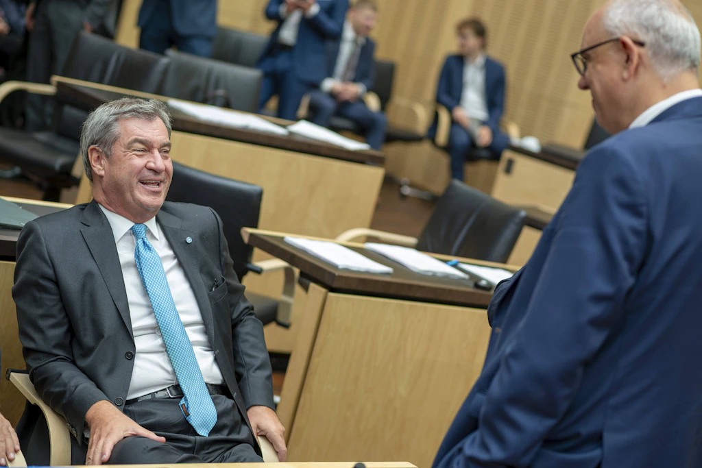 CSU-Chef Markus Söder (l.) im Gespräch mit Bremens Bürgermeister Andreas Bovenschulte (SPD) im Bundesrat. Söder warnt vor einem Linksbündnis in Berlin, Bovenschulte regiert in Bremen selbst mit der Linken.