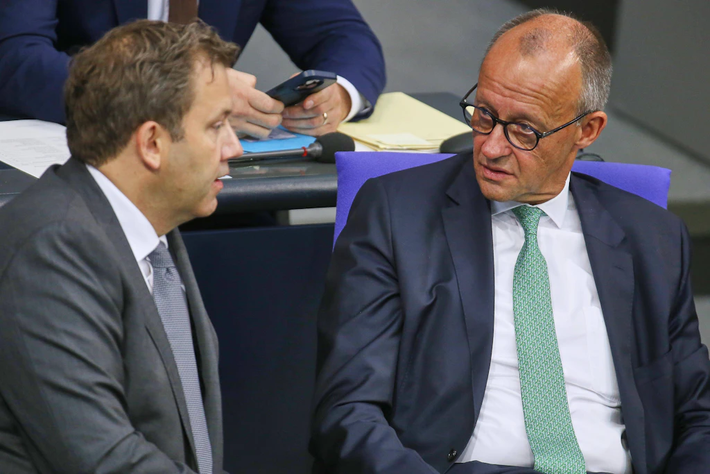 Streiten über die Zukunft der sozialen Pflegeversicherung: Bundeskanzler Friedrich Merz (CDU, r.) und Finanzminister Lars Klingbeil (SPD) (Archivbild)