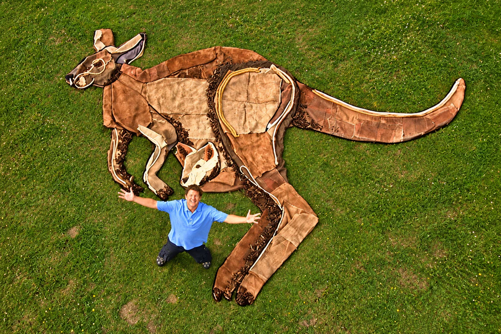 Neil Buchanan wurde in der deutschen Version von „Art Attack“ zum Star, weil er seine riesigen Bilder aus allen möglichen Materialien schuf. In Wirklichkeit war er sogar der Erfinder der Sendung.