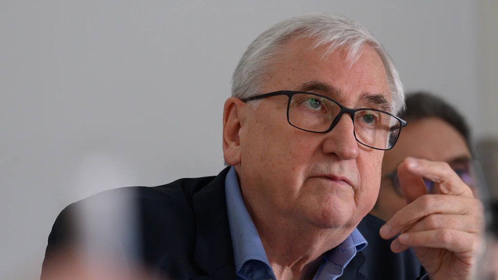 Finanzminister Michael Richter (CDU) stellte am Dienstag die neue Steuerschätzung für Sachsen-Anhalt vor. Von den erwarteten Mehreinnahmen bleibt dem Land kaum etwas übrig. (Archivbild)