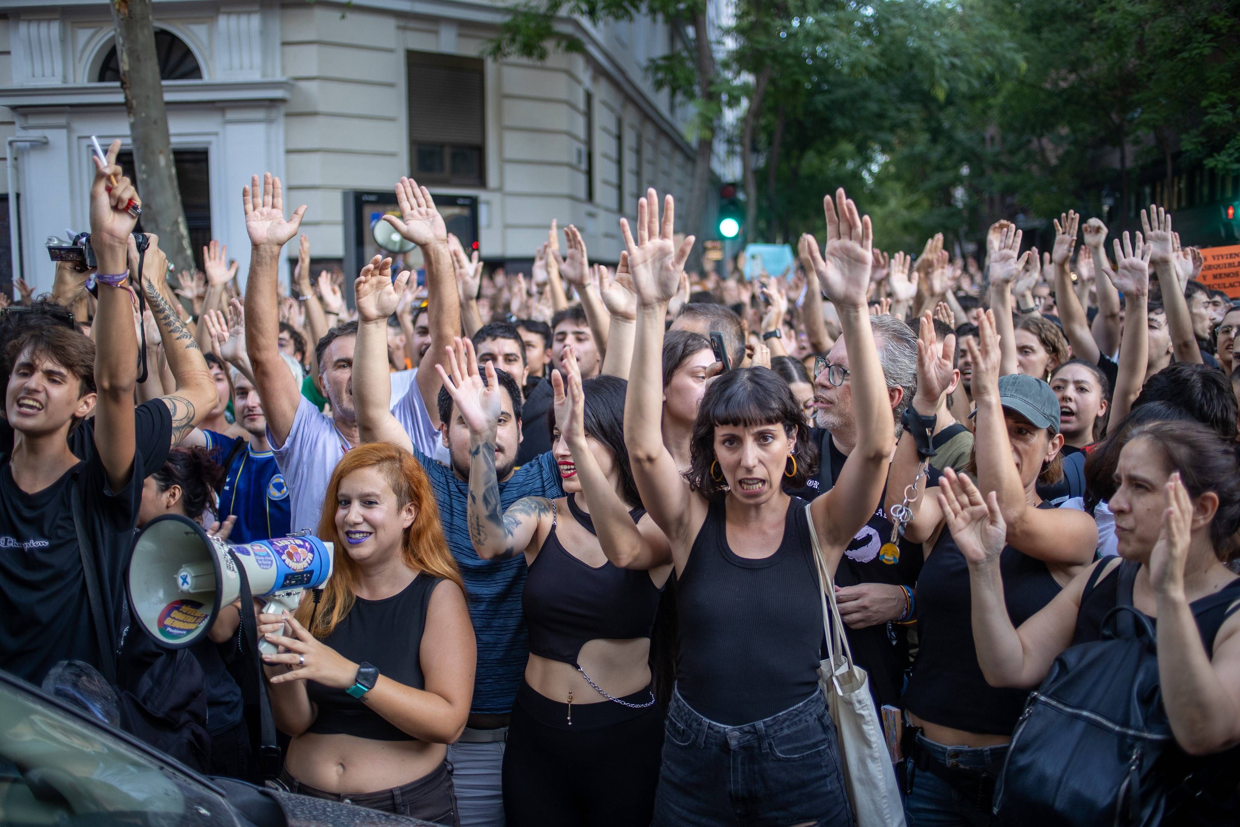 87-Jährige auf Trage aus Wohnung gebracht: Zwangsräumung löst Massenproteste in Spanien aus