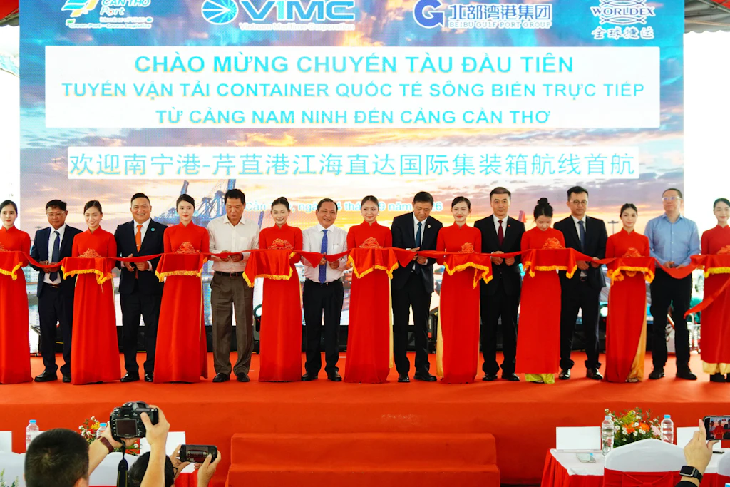 Empfangsfeier für das erste Handelsschiff, das durch Chinas Pinglu-Kanal nach Vietnam gefahren ist, am 24. September 2026 im Hafen von Can Tho.