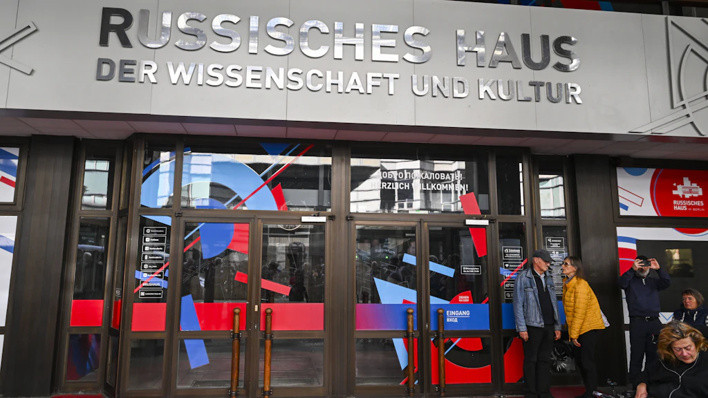 Das Russische Haus in der Friedrichstraße: Das Gebäude steht im Eigentum der Russischen Föderation – daran ändert die Kündigung des Kulturinstitutsabkommens nichts.