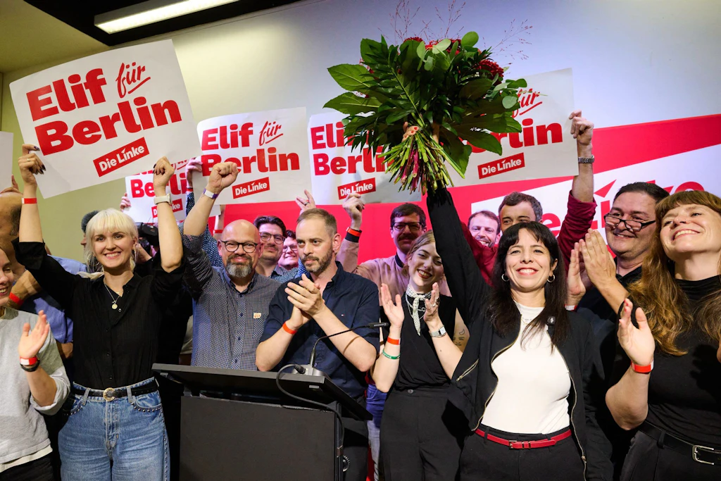 Elif Eralp (3.v.r.) jubelt auf dem Sonderparteitag der Berliner Linken. Die Delegierten stimmten mit deutlicher Mehrheit für Sondierungen mit Grünen und SPD.