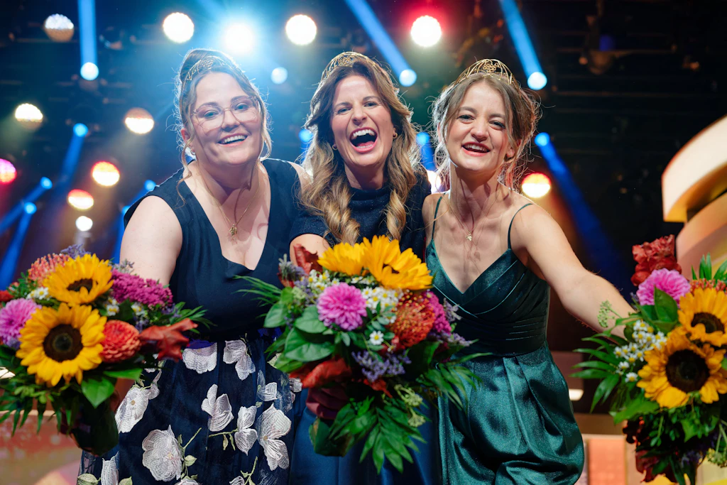 Die neue Deutsche Weinkönigin Paula Löber (mitte) mit den Weinprinzessinnen Kathrin Knierim (l, Rheinhessen) und Natalie Schäfter (Württemberg).