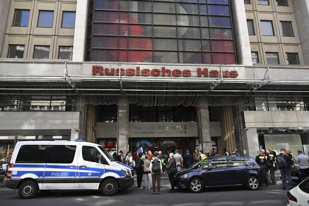 Polizeipräsenz vor dem Russischen Haus in der Friedrichstraße: Für die Durchsetzung der EU-Sanktionen gegen die Betreiberagentur Rossotrudnitschestwo verweist das Auswärtige Amt auf die Berliner Behörden.