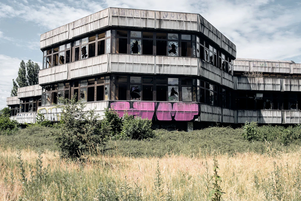 Leer stehendes und verfallenes Gebäude auf dem Gelände des Sportforums Berlin-Hohenschönhausen an der Konrad-Wolf-Straße