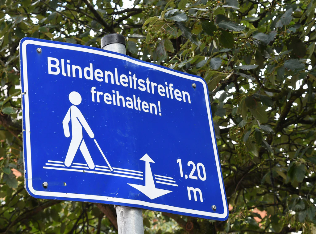 Leipzig installiert „sprechenden Stein“ für blinde und sehbehinderte Menschen