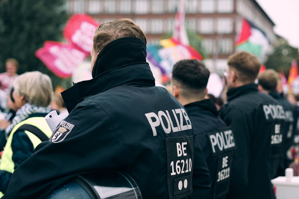Eine Hundertschaft der Berliner Polizei begleitet den Schulstreik.