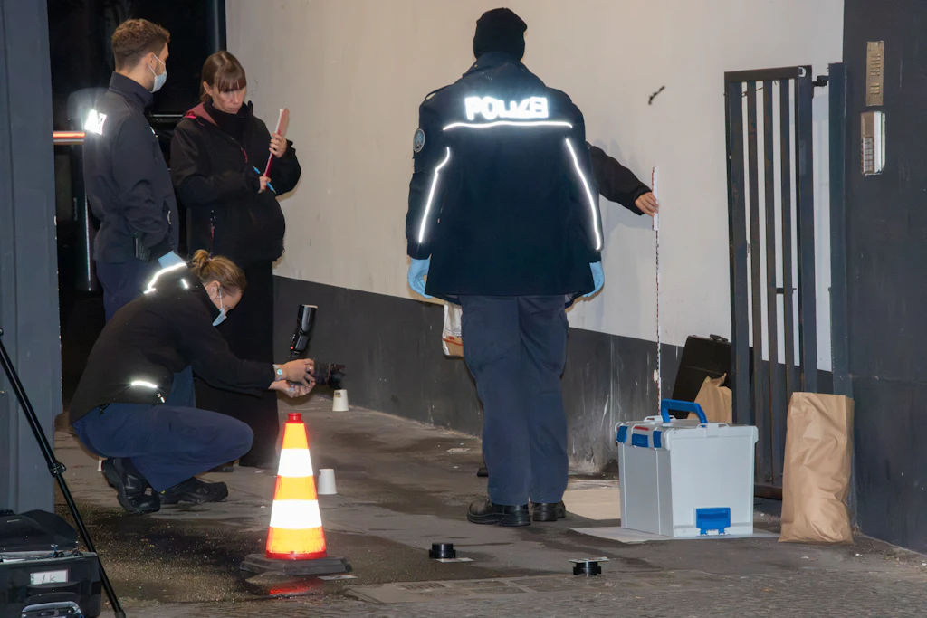 Am späten Abend wurde die Polizei in die Düppelstraße gerufen und entdeckte den schwer verletzten Jugendlichen.