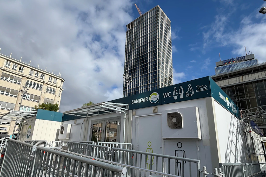 Der neue Servicebereich auf dem Platz vor dem Fernsehturm: WC-Center, DB-Information und S-Bahn-Ticketschalter logiere bis 2030 in Containern.