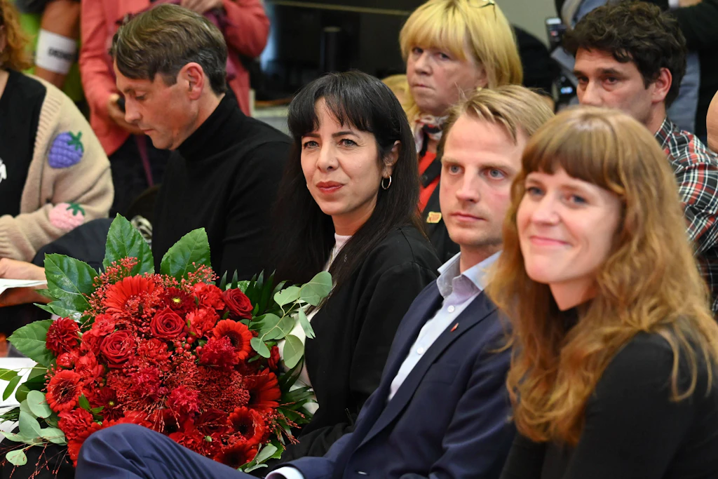 Elif Eralp (Mitte) neben den Landesvorsitzenden Maximilian Schirmer (2.v.r.) und Kerstin Wolter