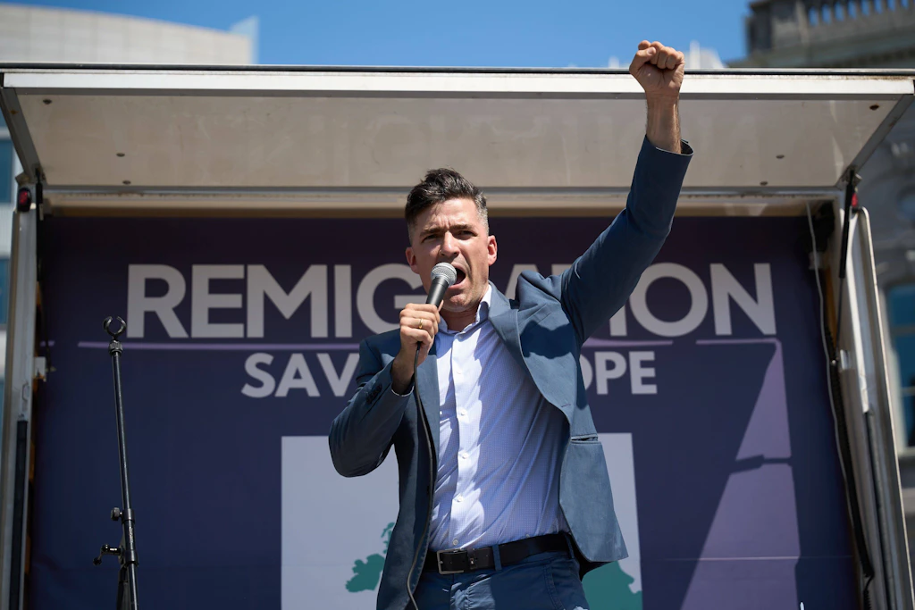 Martin Sellner im Juli 2026 bei einer Kundgebung für den „Save Europe Act“ in Brüssel.