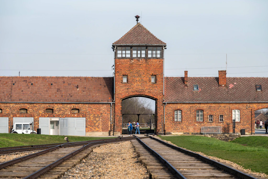 Besucher am Torhaus der Gedenkstätte Auschwitz-Birkenau: 2025 kamen rund 1,95 Millionen Menschen, nach Polen am häufigsten aus Großbritannien. (Symbolbild)