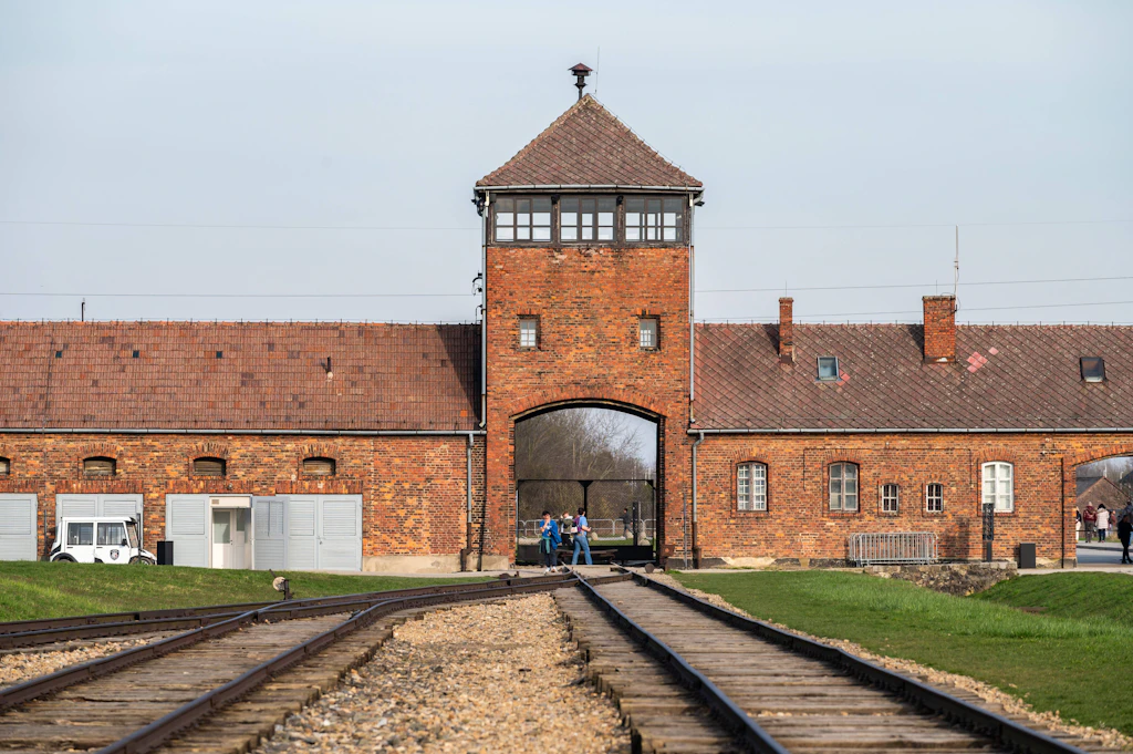 „Sehr teuer“: Britin beschwert sich über Café-Preise in Auschwitz – Millionen sind empört