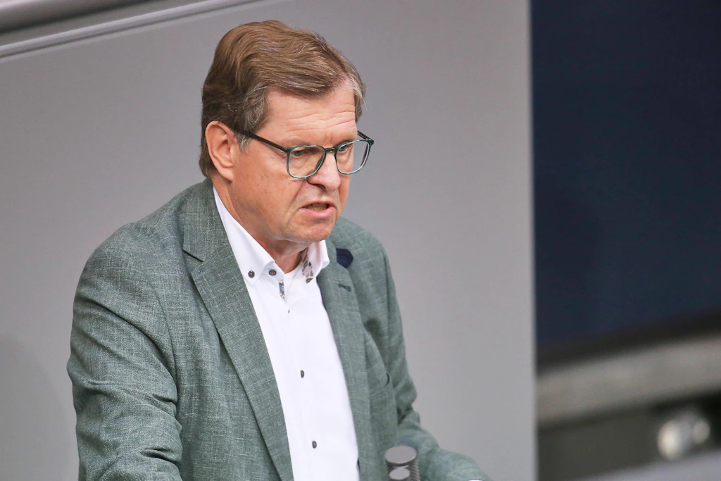 Ralf Stegner hält Gespräche mit der Linken nur für sinnvoll, wenn sie sich von antisemitischen Positionen trennt. Ein Redeverbot lehnt der SPD-Bundestagsabgeordnete aber ab.