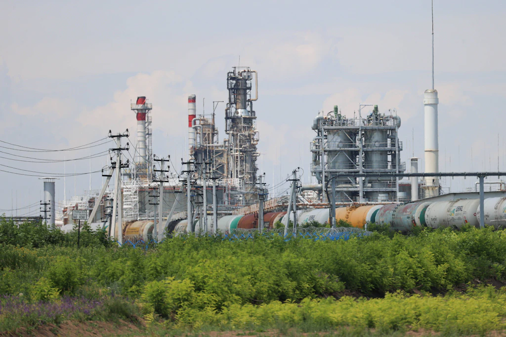 Die Ölraffinerie Nowoschachtinsk in der russischen Region Rostow während eines Brandes im Juni 2022. Ein Drohnenangriff hat den Betrieb der Anlage nun erneut vorübergehend gestoppt. 