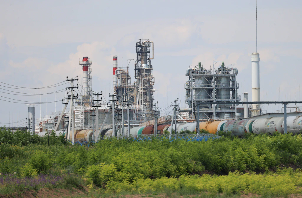 Ukrainischer Drohnenangriff legt russische Ölraffinerie in Nowoschachtinsk lahm