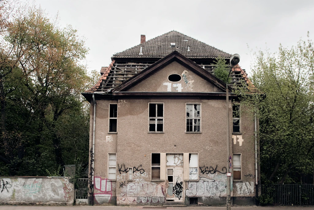 Die Fassade eines Gebäudes auf dem Gelände des ehemaligen Kinderkrankenhauses Weißensee