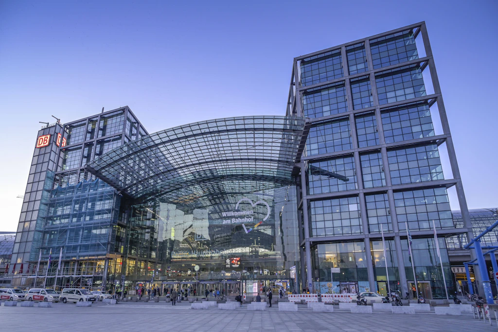 Monsterbau oder Schmuckstück? Der Berliner Hauptbahnhof ging Ende Mai 2006 ans Netz. Jetzt bereiten Planer die Erneuerung vor.