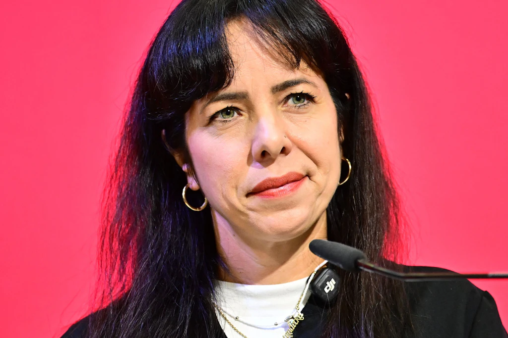 Die Berliner Linke will mit SPD und Grünen in Sondierungsgespräche gehen. Hier: Linken-Spitzenkandidatin Elif Eralp.