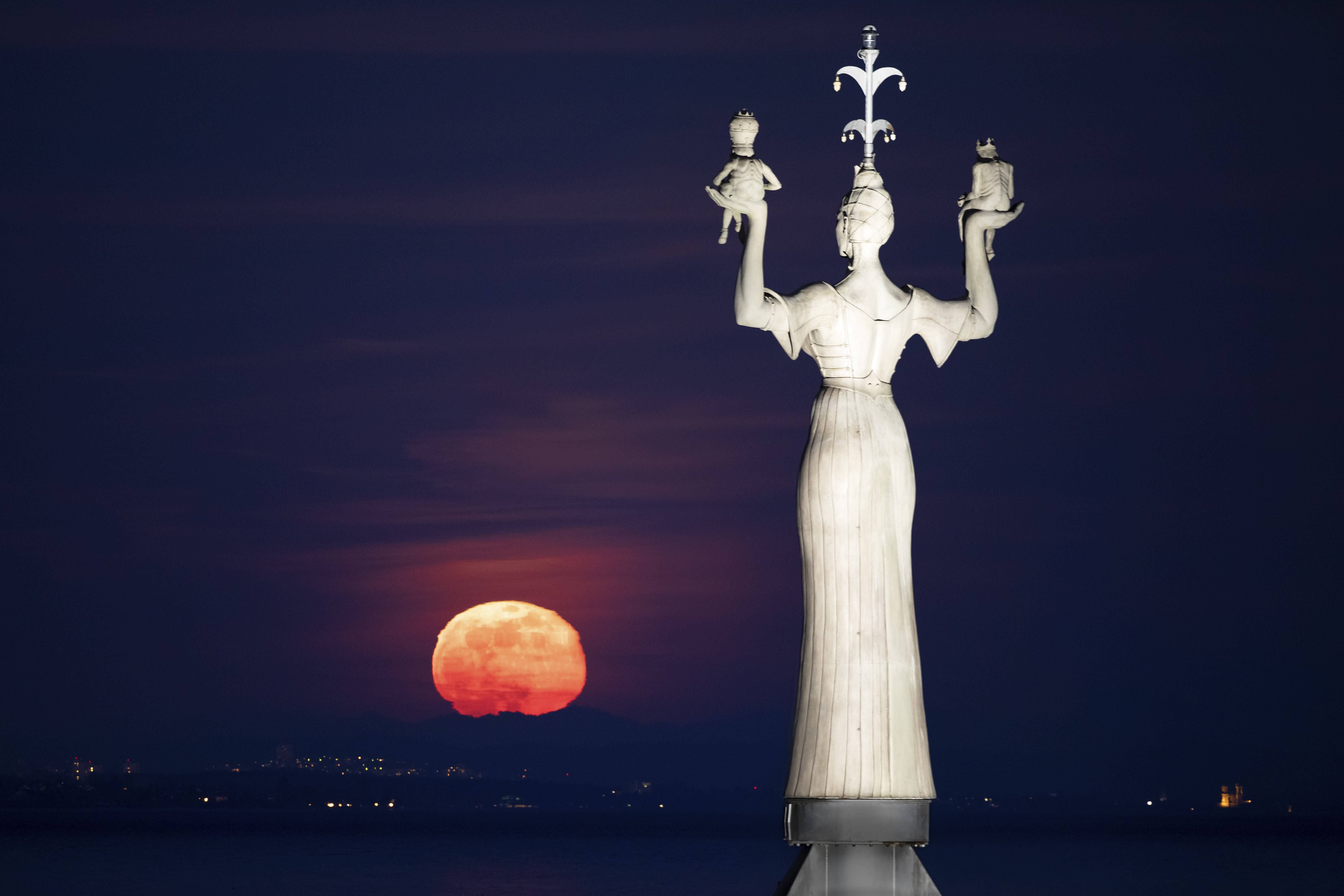 Vollmond am Samstag um 18.49 Uhr: Diese 3 Sternzeichen sollten das Handy weglegen
