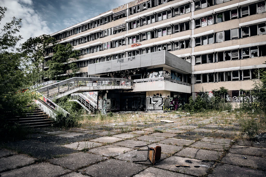 Berlin-Pankow, Hobrechtsfelder Chaussee: In diesem Areal sollen Wohnungen gebaut werden unter Einbeziehung der Ruine ehemaliges DDR-Regierungskrankenhaus.