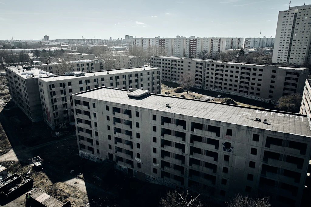 Hohenschönhausen: Die Häuser sind seit Jahrzehnten ein Lost Place. Jetzt werden sie abgerissen, um Platz für eine Schule und Wohnungen zu schaffen.