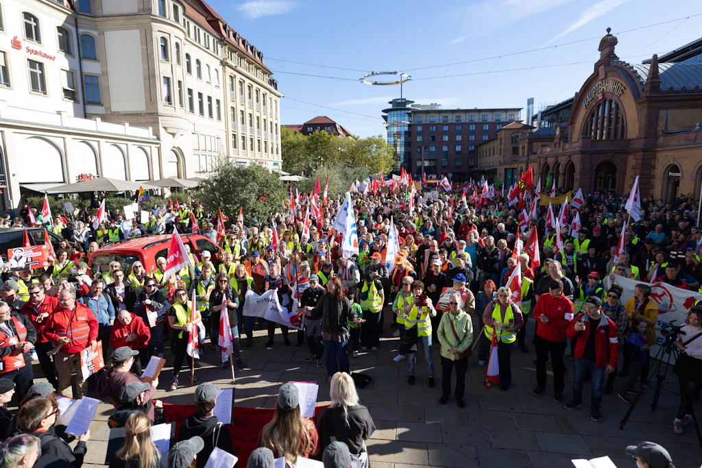 „Die Merz-Agenda stoppen“: DGB und Linke protestieren bundesweit gegen Reformpaket