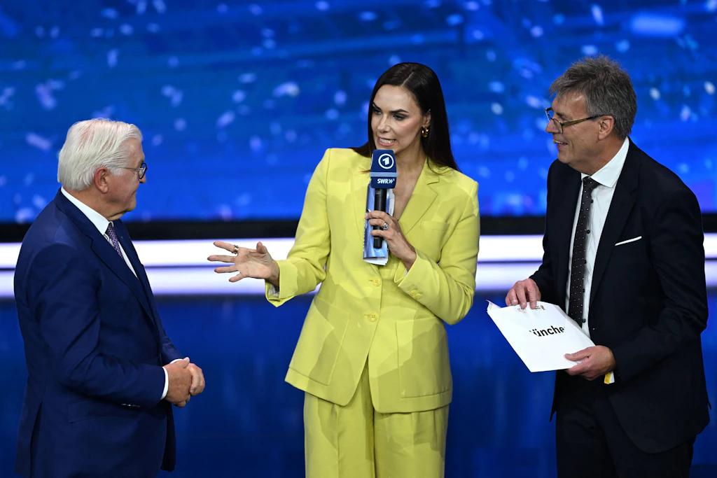 Bundespräsident Steinmeier (l-r), Moderatorin Esther Sedlaczek und Thomas Weikert, Präsident des Deutschen Olympischen Sportbundes (DOSB), verkünden das Ergebnis.