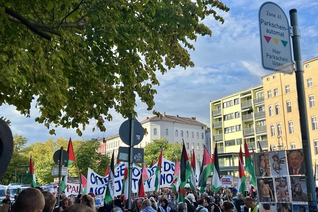 Laut und mit eindrücklicher Bildsprache demonstrieren Menschen für Palästina.