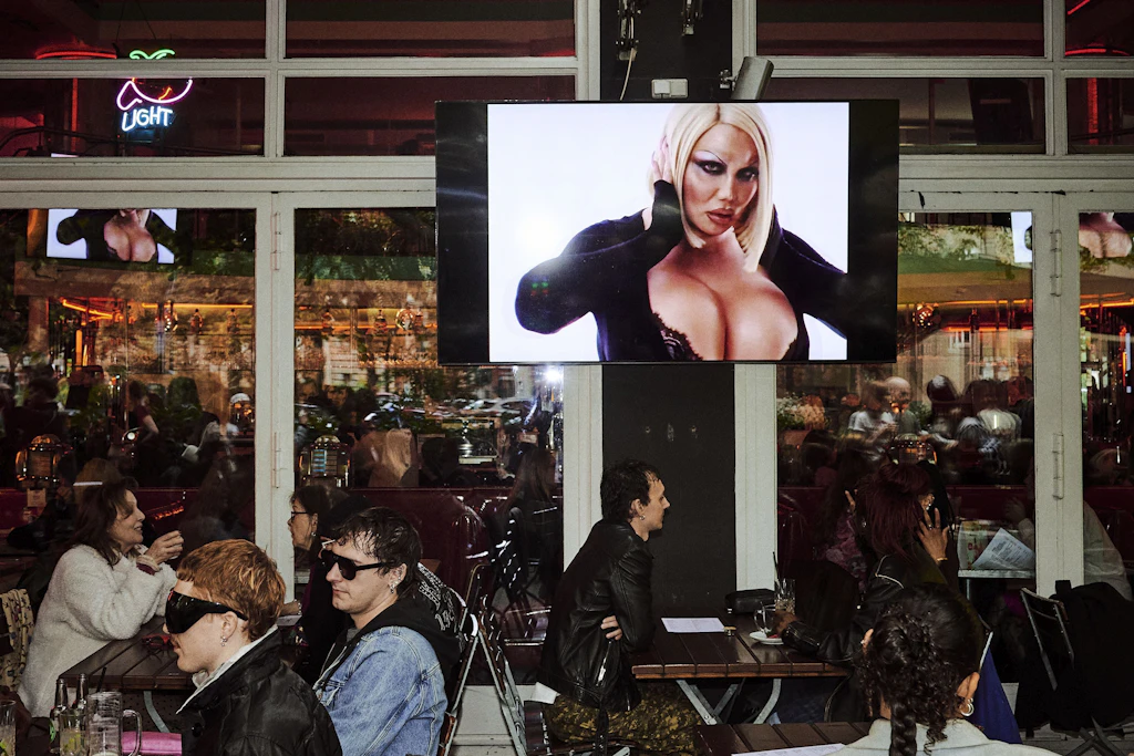 Am Freitag kamen rund 800 Modebegeisterte in Charlottenburg zusammen, um gemeinsam die Gucci Show zu verfolgen.