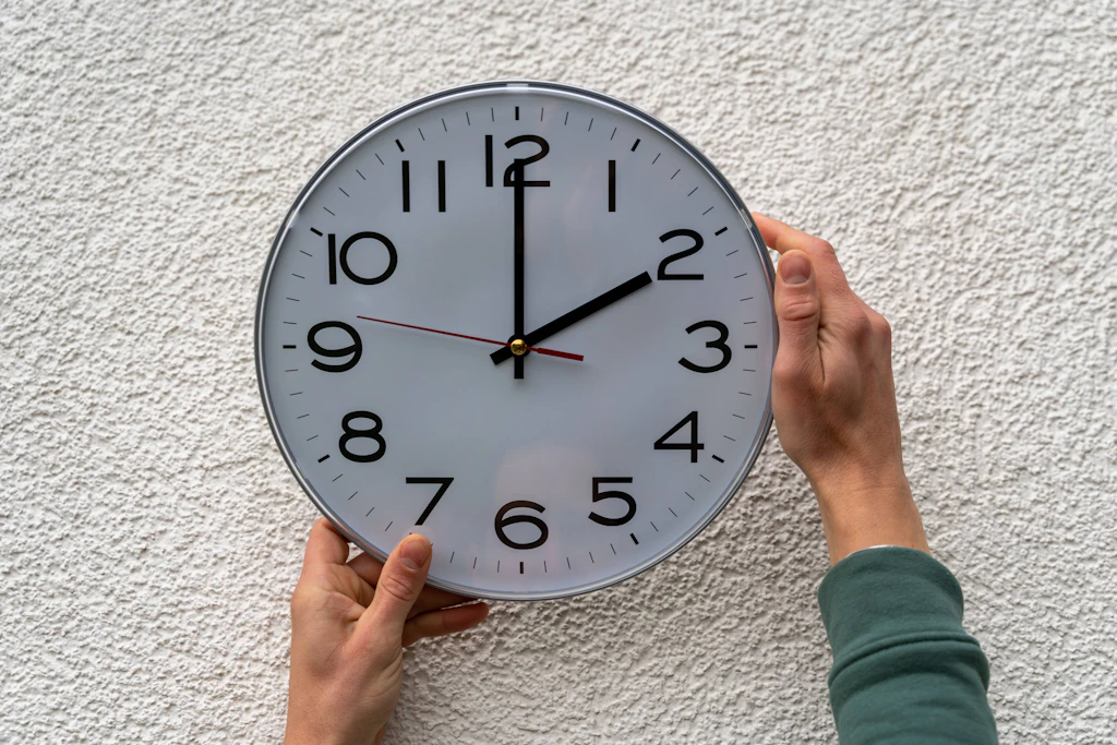 Punkt 2 Uhr: Auf diese Zeit springen die Uhren in der Nacht zum 25. Oktober zurück. Dann endet die Sommerzeit. (Symbolbild)