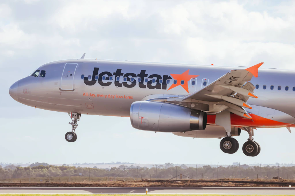 Ein Airbus A320 der australischen Billigfluggesellschaft Jetstar: Mitarbeiter verzichteten im Tarifstreit zwei Tage lang auf Gebühren für Übergepäck und Sitzplatzänderungen. (Symbolbild)