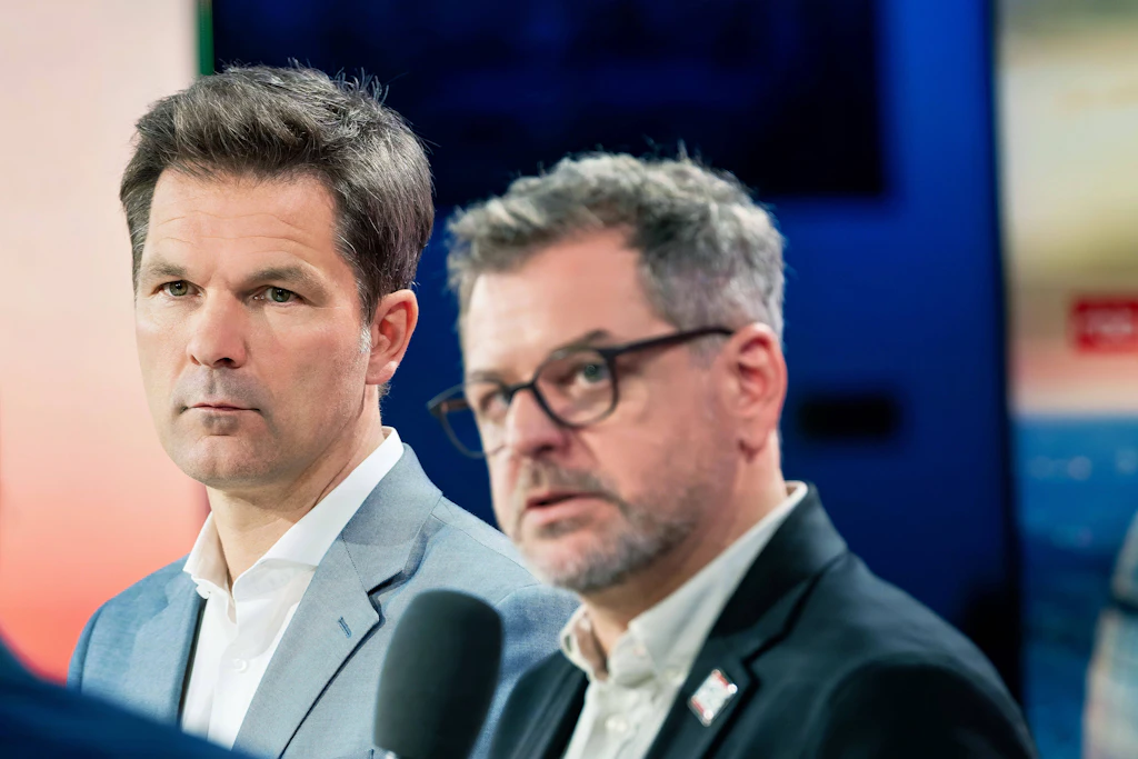 Berlins SPD-Chef Steffen Krach (links) und der Fraktionsvorsitzende der Grünen im Abgeordenetenhaus, Werner Graf (rechts)