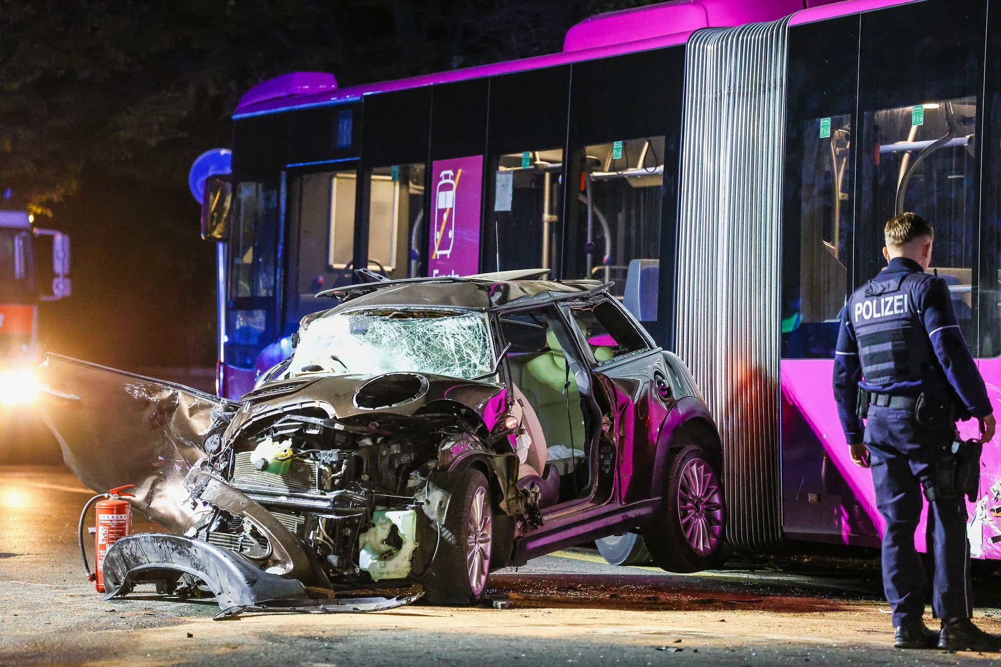 Mini wird in Bus geschleudert: Vier Jugendliche nach Horror-Unfall in Klinik