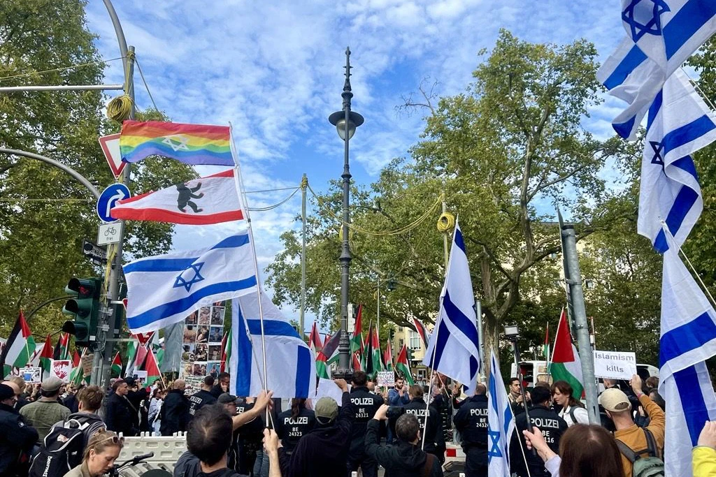 Nur wenige Meter trennen die beiden Demonstrationen, als der Pro-Palästina-Zug vorbeizieht.