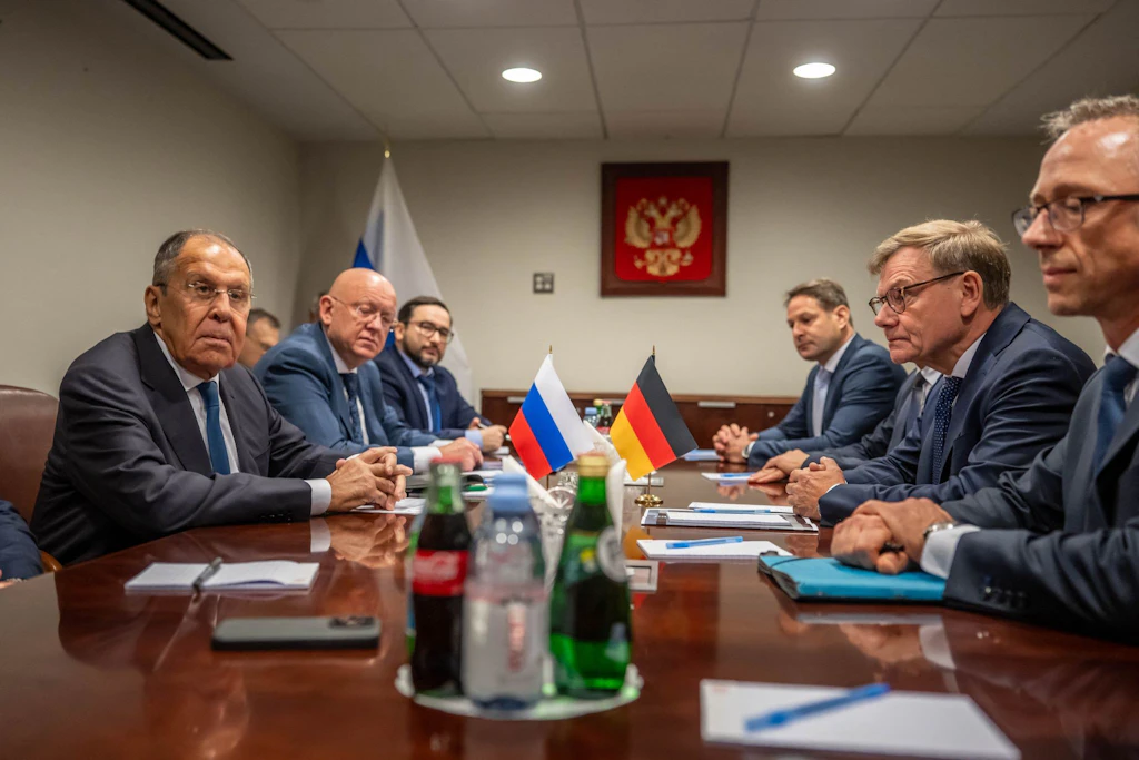Sergei Lawrow (l), Außenminister von Russland, 
              sitzt gegenüber von Johann Wadephul (CDU, 2.v.r), Außenminister, bei einem Treffen am Rande der Sitzung der UN Generalversammlung bei den Vereinten Nationen.
