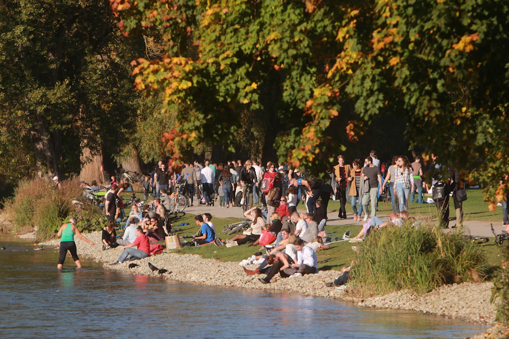 Sonne, bunte Blätter und Füße im Wasser: So kann der Spätsommer im Herbst aussehen. Ab Sonntag sind am Oberrhein bis zu 30 Grad möglich. (Symbolbild)